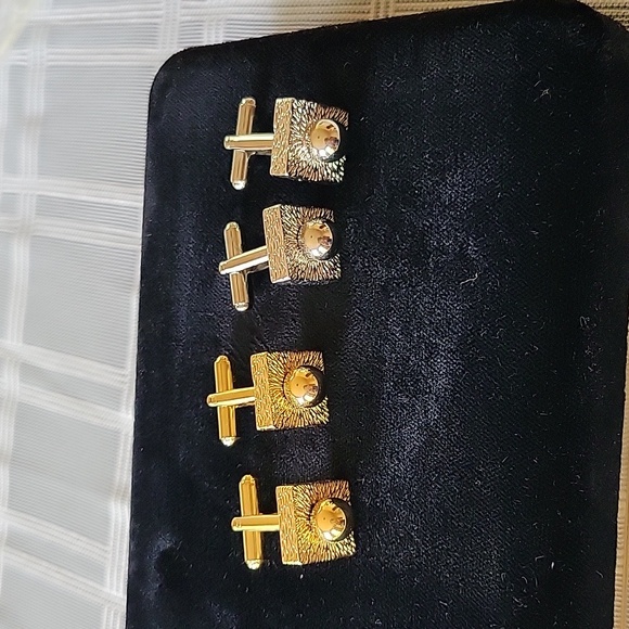 Two Pairs of Cufflinks Goldtone and Silvertone - Picture 2 of 3